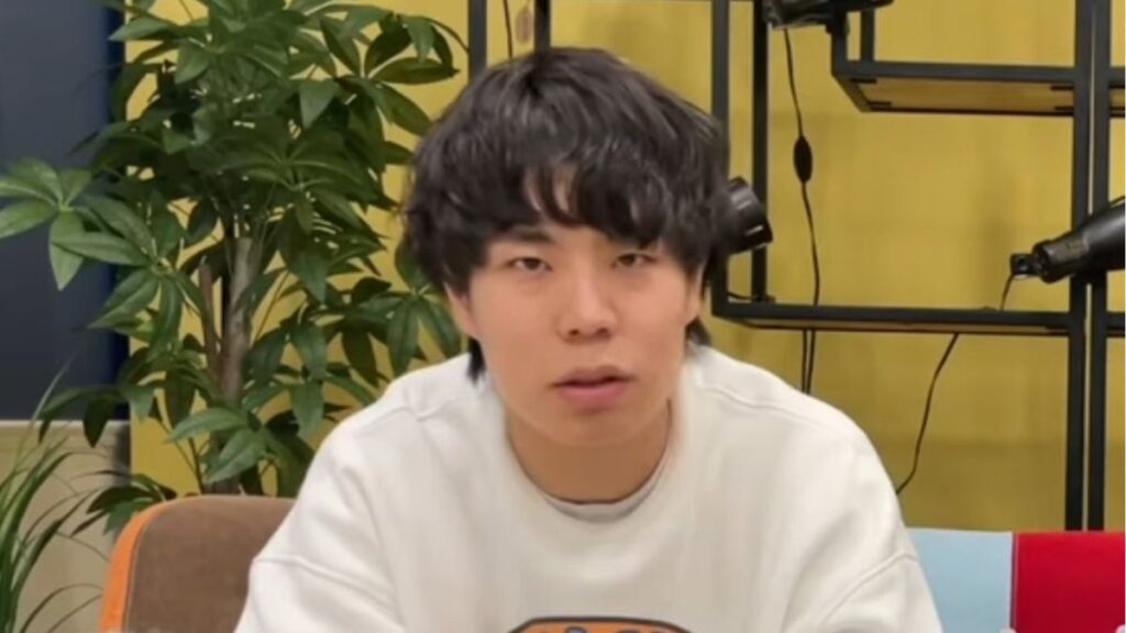 令和ロマンのくるまの白いパーカー姿