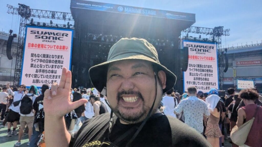イケイケピースをする麻婆