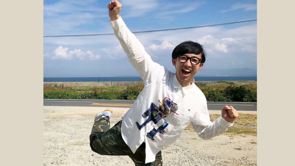 イエーイとはしゃぐこがけん