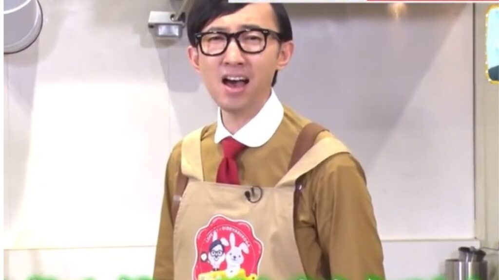 エプロン姿のこがけん