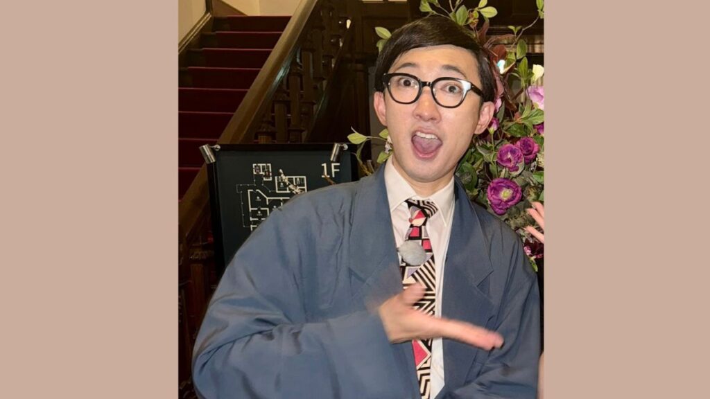 灰色のスーツ着たこがけん