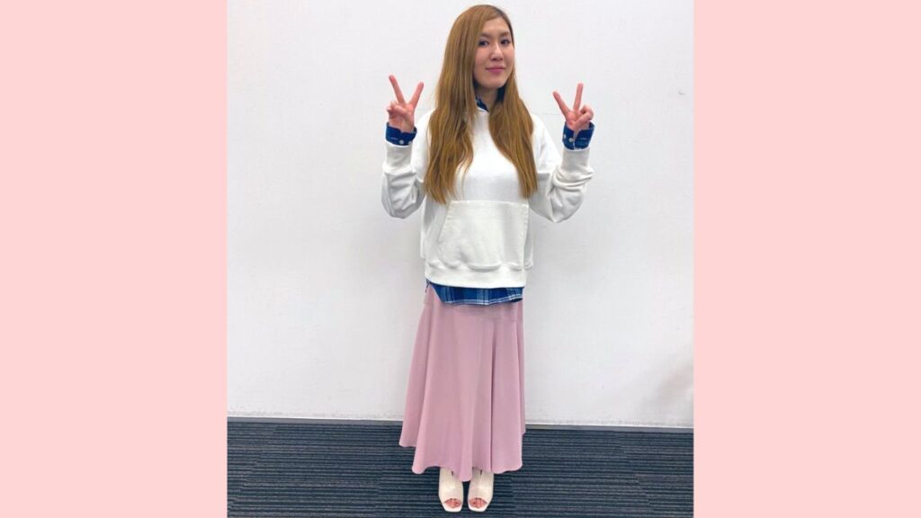 スカートでピースする薄幸
