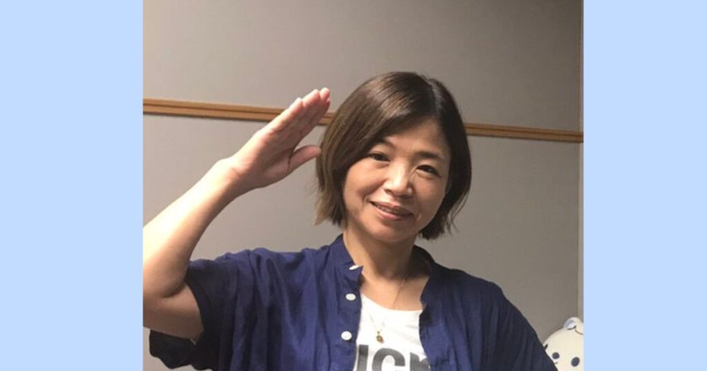 敬礼をする大久保佳代子
