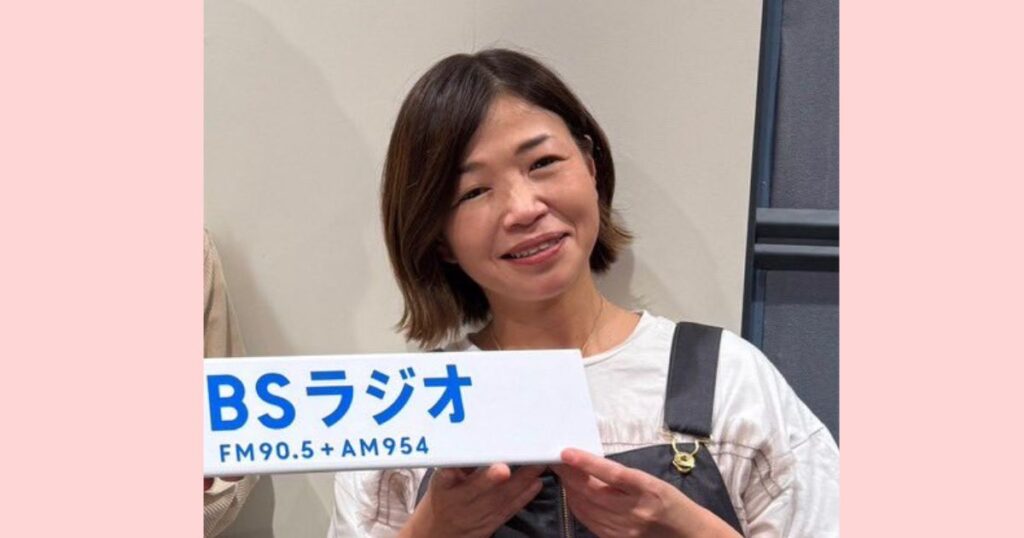 BSラジオの札を持つ大久保佳代子