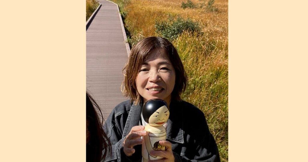 こけしをもつ大久保佳代子