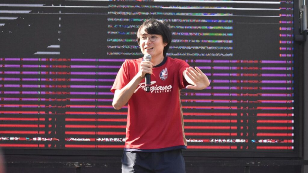 ユニフォームを着た水川かたまり
