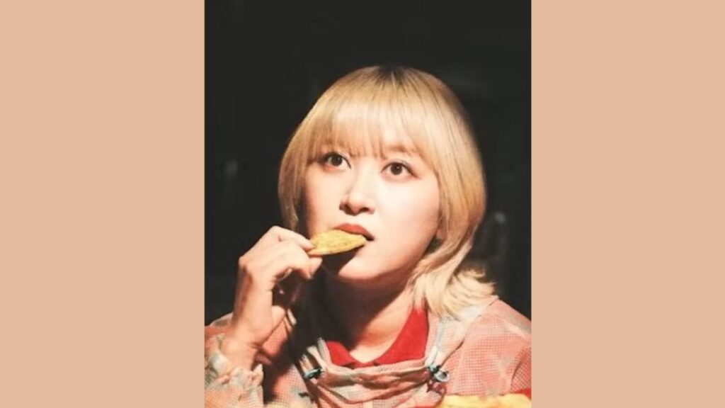 お菓子を食べてるサーヤ