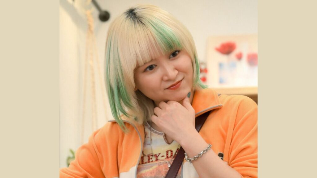 緑のラインが入ったヘアカラーのサーヤ