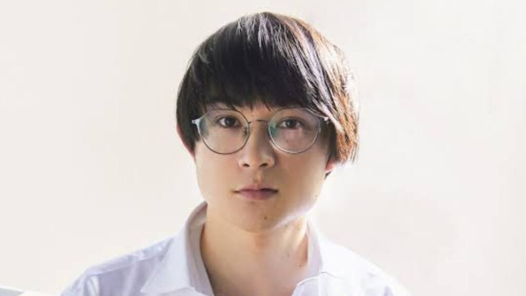 眼鏡をかけている水川かたまり