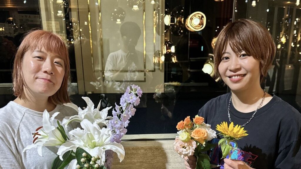花を持つ村上と加納