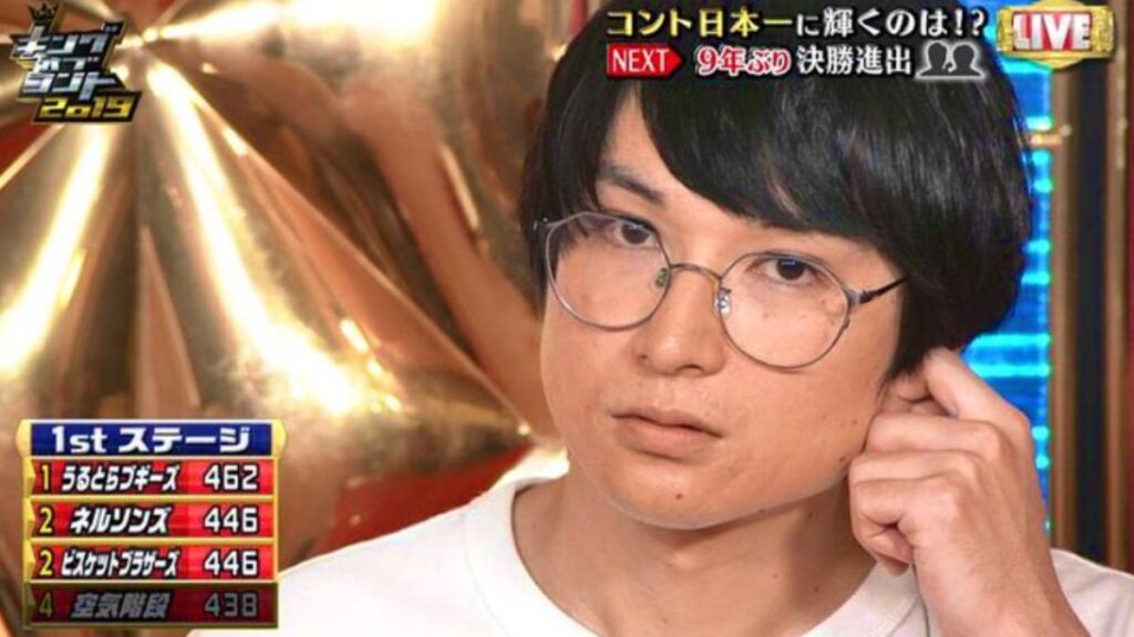 耳を触る水川かたまり