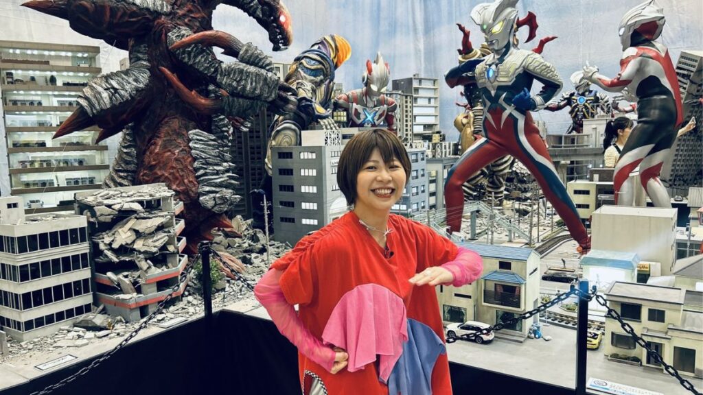 ウルトラマンとポーズをとる加納