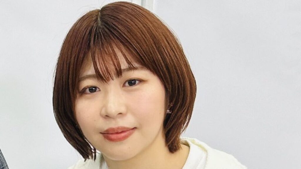 微笑む加納