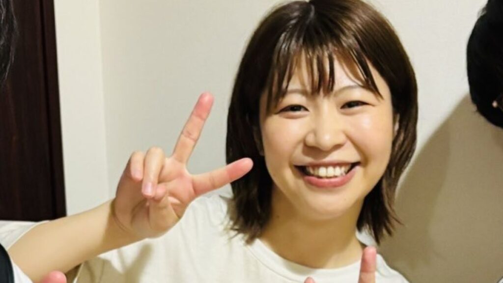 ピースする加納
