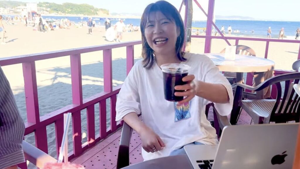 コーヒーを持つ4加納