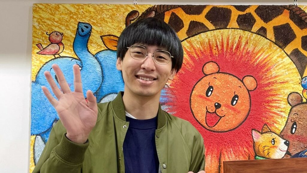 手を振る永見さん