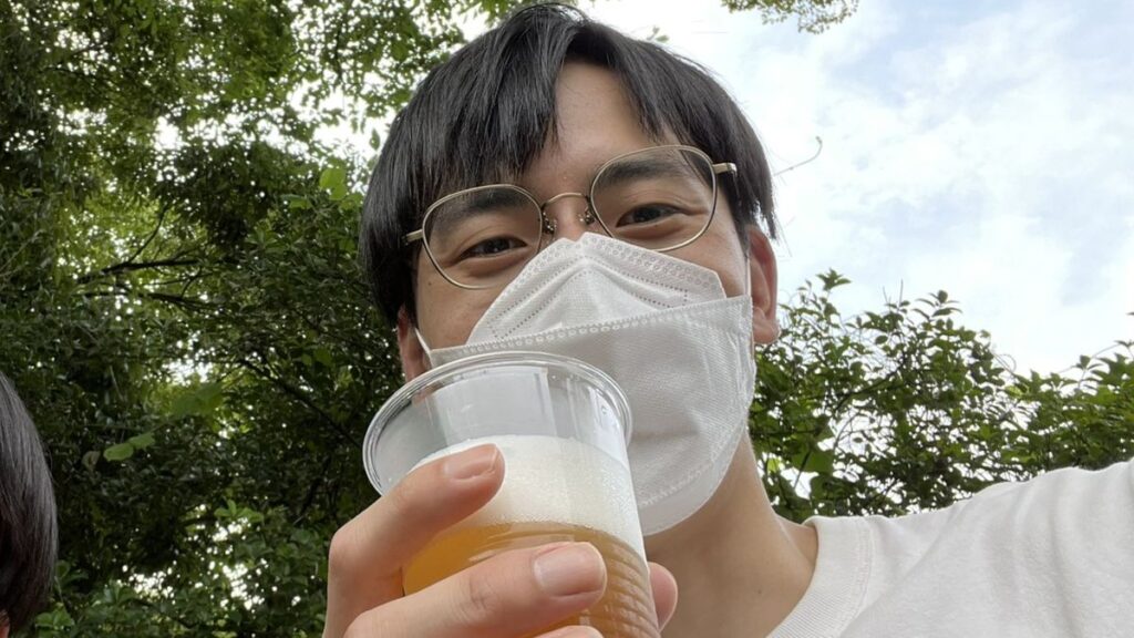 ビールを持つ永見さん