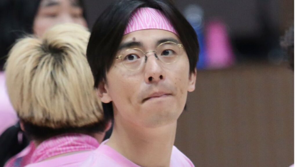 ピンクのハチマキをする永見さん