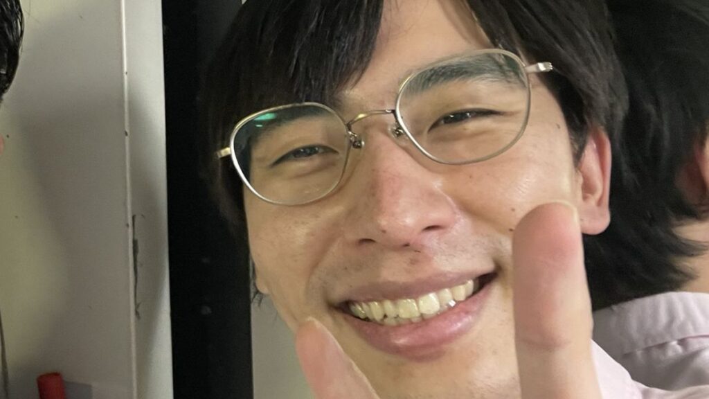 ピースで笑顔の永見さん