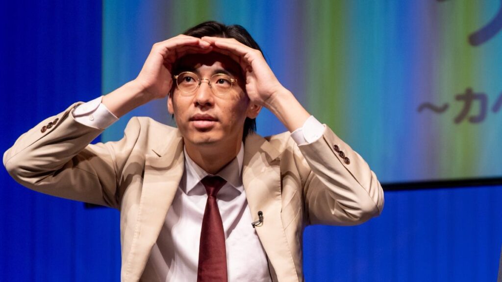 おでこに手をあてて遠くを見る永見さん