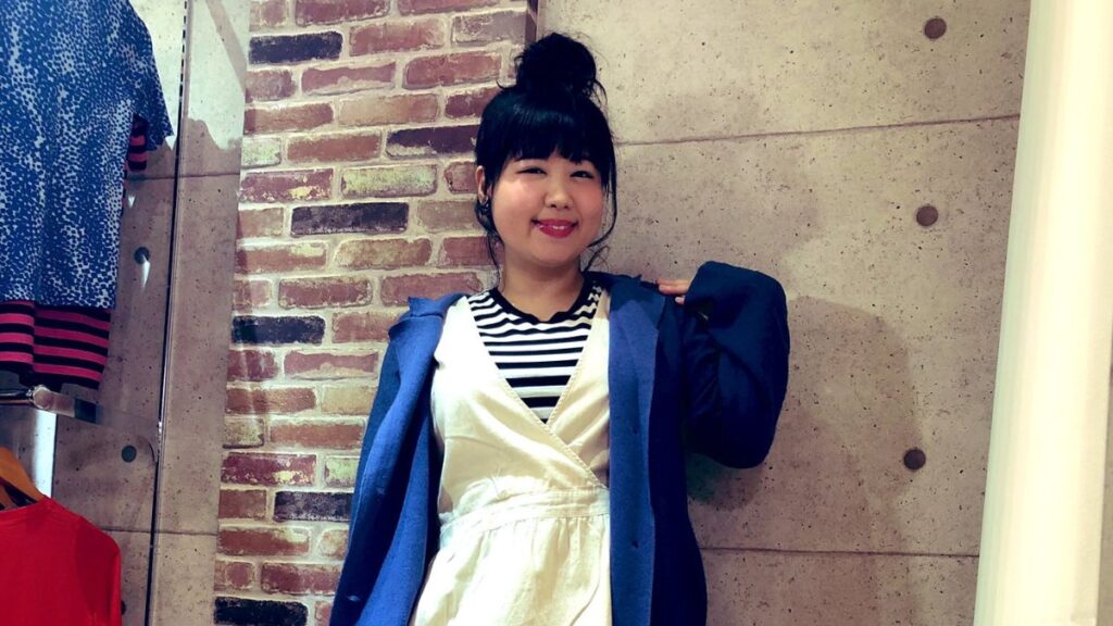 洋服を見せる馬場園