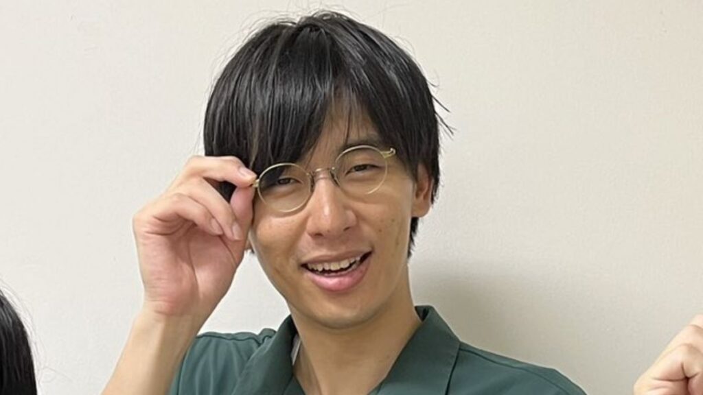 眼鏡を触る永見