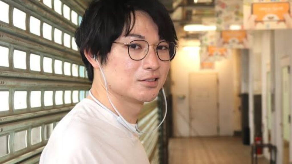 イヤホンする水川かたまり