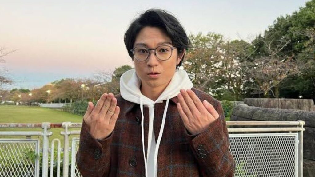 手の甲を見せる水川かたまり