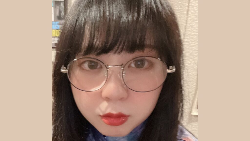 メガネをかけた水分スイ