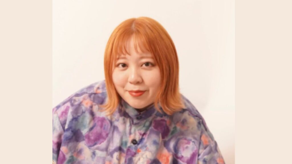 オレンジの髪の毛の水分スイ