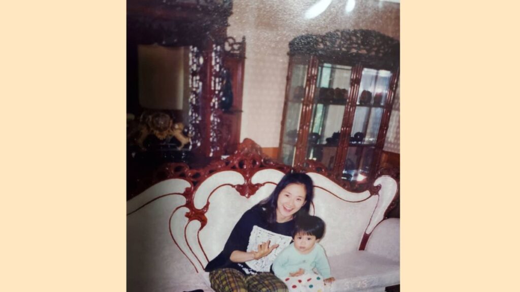 幼少期のぱーてぃーちゃん信子と母親