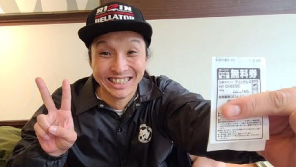 レシート片手にピースする布川