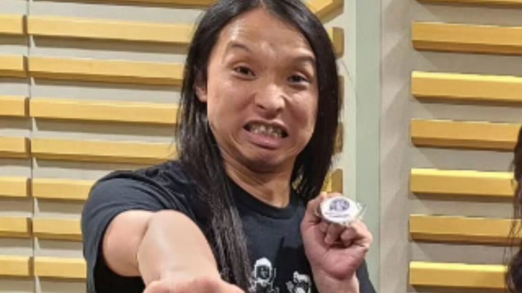 パンチポーズする布川