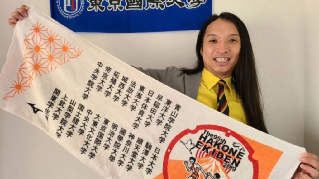 箱根駅伝のタオルを持つ布川