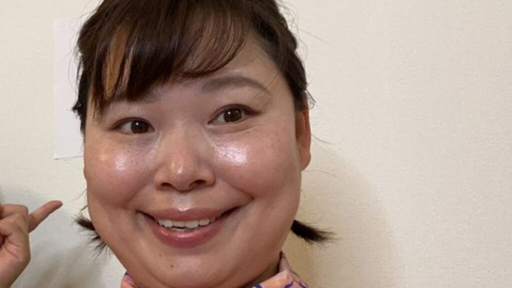 歯を見せて笑う近藤