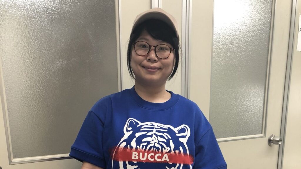 帽子眼鏡をして微笑む近藤