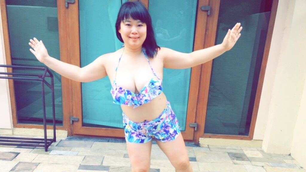 ビキニ姿の近藤