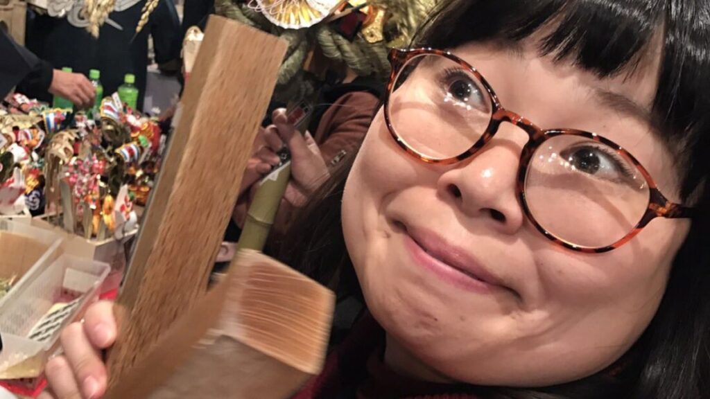 眼鏡をかけて目線をずらしたニッチェ近藤