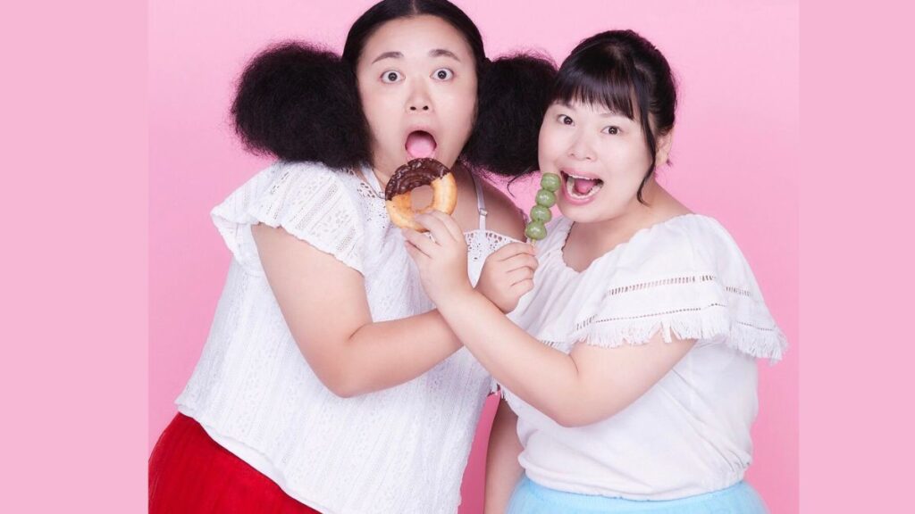 スイーツを持った相方と江上